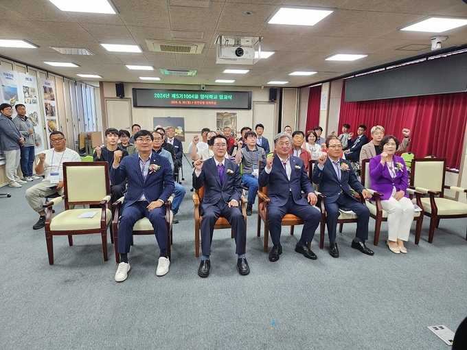 지난 20일, 신안군 2024년 제5기 1004굴 양식학교 입교식 기념 촬영을 하고 있다.