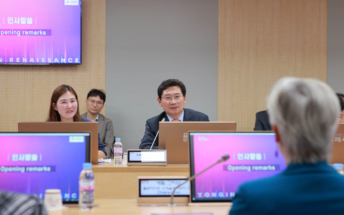 이상일 용인특례시장이 23일 미국 플로리다주 오세올라 카운티 대표단과 간담회에서 인사말을 하고 있다. / 용인시제공