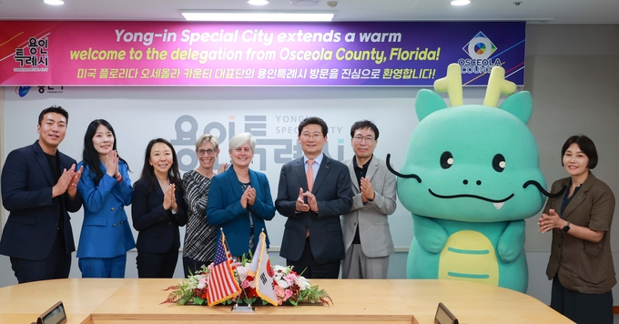 이상일 용인특례시장이 23일 미국 플로리다주 오세올라 카운티 대표단과 간담회를 진행한 후 기념촬영을 하고 있다. /용인시제공