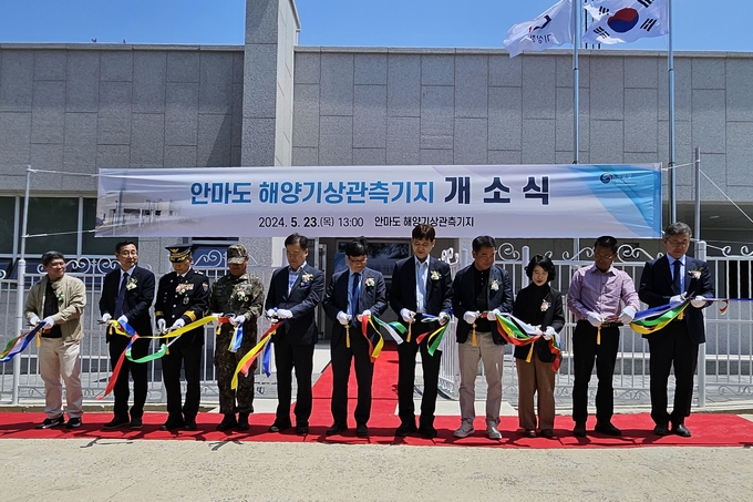 1.사진자료(김정섭 영광군수 권한대행, 안마도 군부대 위문) (2)