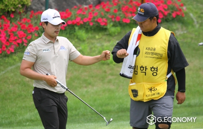 김학형이 버디 퍼트를 성공하고 캐디와 기뻐하고 있다. 