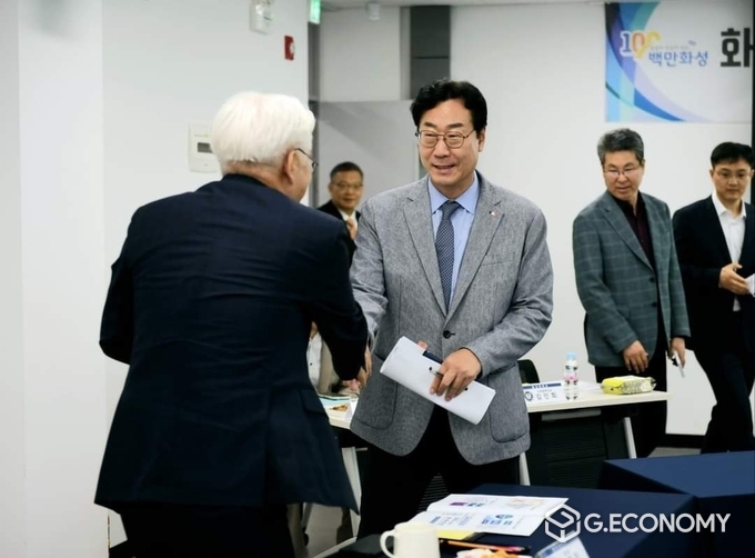 정명근 시장이 지난 24일 관내 7개 대학 총장과 인사를 나누고 있다.