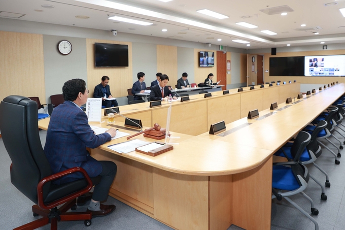 전국대도시시장협의회장인 이상일 용인특례시장이 용인시청 영상회의실에서 전국대도시시장협의회 소속 시장들과 화상회의를 하고 있다. /용인시제공