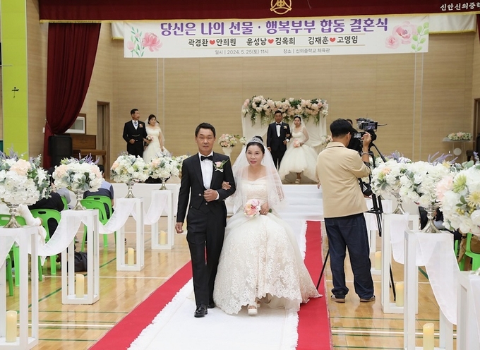 지난 25일, 신의면 3쌍의 부부 합동결혼식(행진)