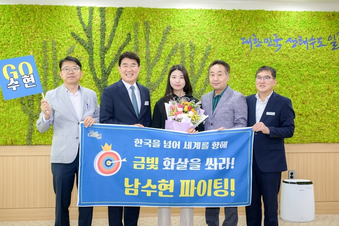 1 사진1(왼쪽부터 유현호 부시장, 노관규 시장, 남수현 선수, 임동일 순천 양궁감독, 이기정 문화관광국장)