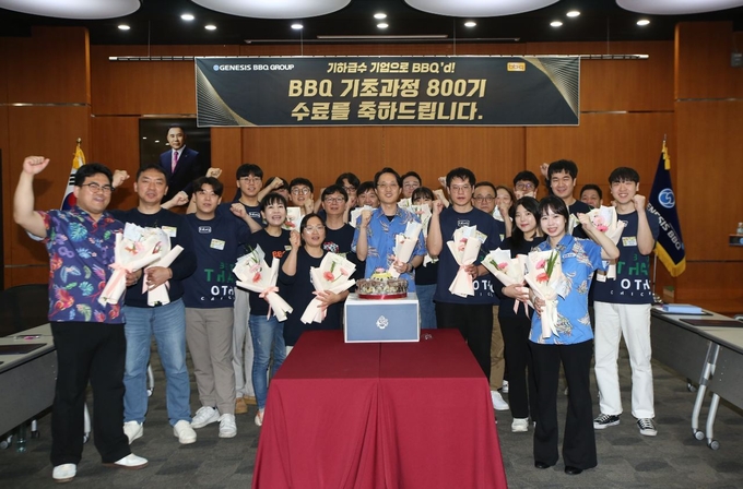 치킨대학서 800번째 기초과정교육을 수료한 패밀리들이 기념사진을 촬영하고 있다