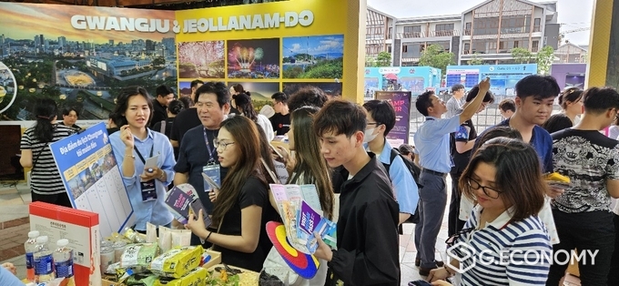 26일까지 하노이 빈홈즈 오션파크 K타운에서 열린 하노이 K관광로드쇼에서 베트남 방문객들이 충남도홍보부스를 방문해 특산물을 시식(충남문화관광재단: 제공)