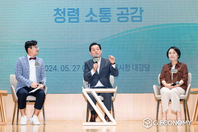 지난 27일 MZ 공무원들과의 토크콘서트에서 이재준 시장이 발언하고 있다.(수원시 제공)