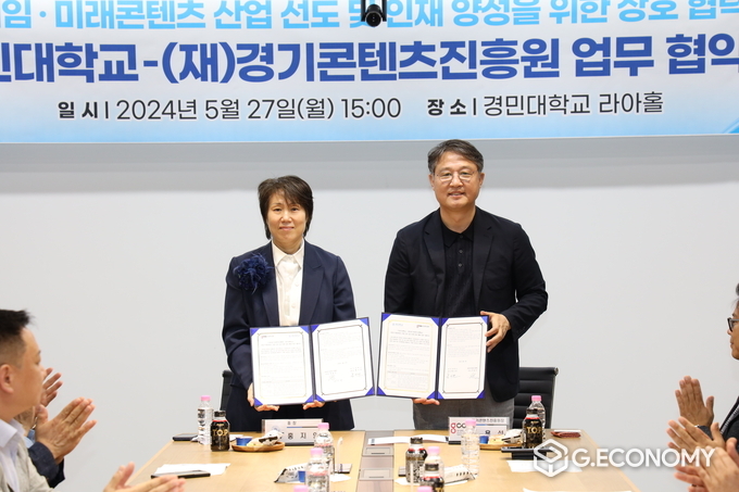 업무 협약서에 서명하는 (좌) 경민대학교 홍지연 총장, 경기콘텐츠진흥원 탁용석 원장