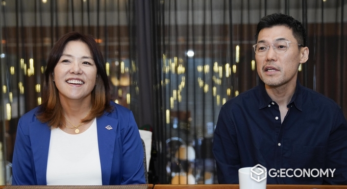레이첼 윤 총장(왼쪽)과 찰리 정 교수(오른쪽)가 인터뷰 하고 있다.