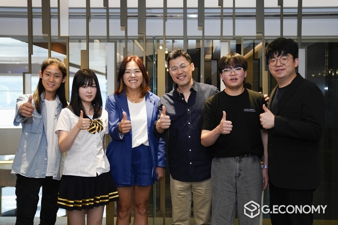 (왼쪽부터) 이다온, 이지연, 레이첼 윤 총장, 찰리 정 교수, 양태환, 이상순 션기타웍스 실장이 기념촬영 하고 있다.