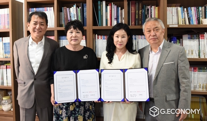 오른쪽부터 한국시니어스타협회 태용성 회장, 김 선 이사장, 강민지 빅미디어 대표, 장기봉 감독 