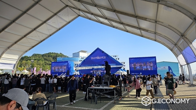 1일 전공항 메인무대에서 비웨이브의 공연이 열리고 있다.