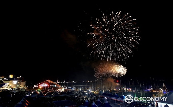 '화성 뱃놀이 축제' 2일 차인 지난 1일 밤 전공항에 불꽃놀이가 열리고 있다.(화성시 제공) 
