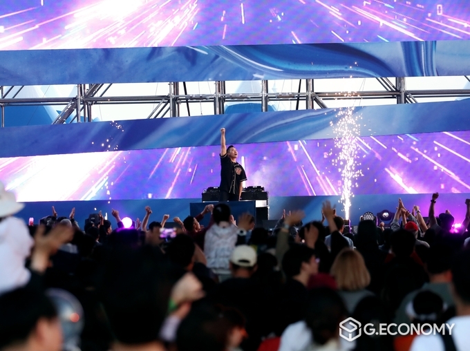 지난 1일 밤 EDM축제가 열리는 전곡항의 무대(화성시 제공).