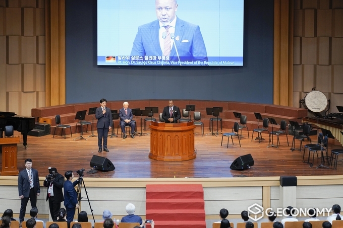 살로스 칠리마 부통령이 축사를 전하고 있다.