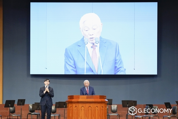 박옥수 목사가 단에 올라 환영사를 전하고 있다.