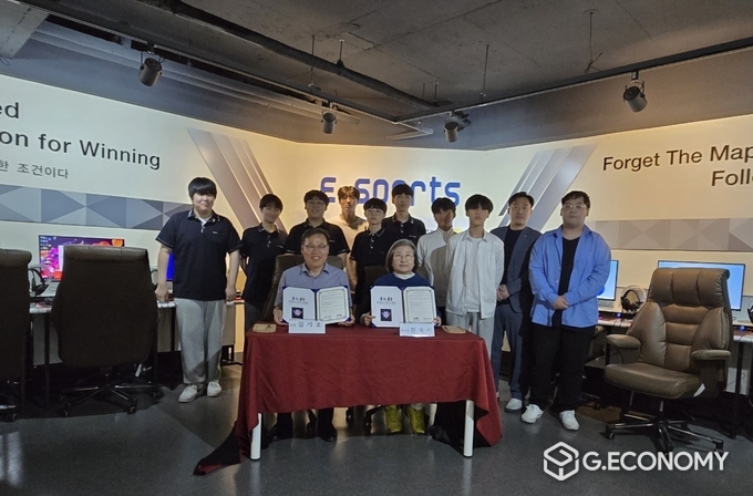 평촌과학기술고등학교 김기호 교장과 국제e스포츠진흥원 전옥이 이사장과 함께 학생 관계자들과 기념사진(뉴스아이이에스: 제공) 