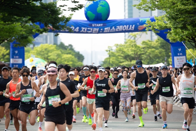 2024 지구런 출발신호와 함께 달리는 피스레이서들 (사진=지구런)