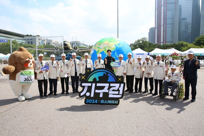 지구런 관계자와 참전용사 기념촬영 (사진=지구런)