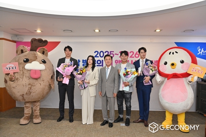 2025-2026 충남 방문의 해 앰버서더 위촉식, 셰프 최현석 배우 이선빈, 김태흠 지사, 오대환 배우, 김산호 배우 기념사진(충남도: 제공)