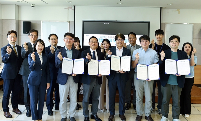지난 4일 경과원 본원에서 ‘세대융합형 기업 컨설팅 사업’을 위한 업무협약을 맺고 관계자들이 기념촬영을 하고 있다. /경기도경제과학진흥원제공
