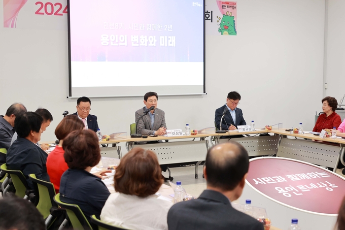이상일 용인특례시장은 지난 4일 기흥구 동백1동과 동백2동에서 각각 주민과의 소통간담회를 열어 시의 발전상을 소개하고 지역 현안을 논의했다. /용인시제공