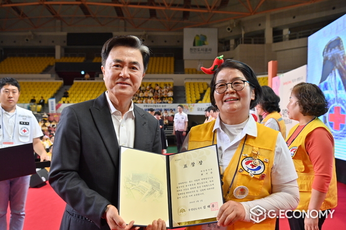 김태흠 지사, ‘제4회 충남적십자사 봉사원 대회’ 최기순 화성봉사회 표창장 수여(충남도: 제공)