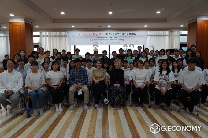 미국 세인트존스 대학 뎀라이트너 총장이 서울 서초구 소재 대안교육기관인 숲나학교를 방문 환영 단체사진(숲나학교: 제공)