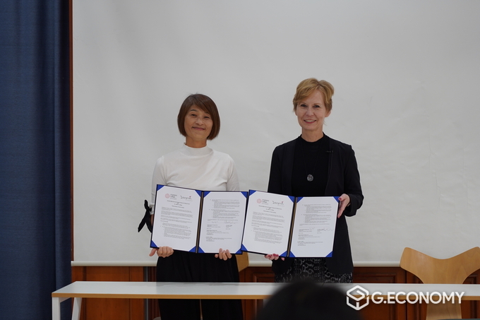대안교육기관인 숲나학교 문상이 대표와 미국 세인트존스 대학 뎀라이트너 총장 협약 체결 기념 사진