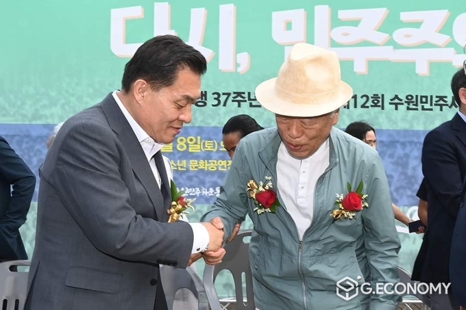 이재준 시장이 6.10 민주항쟁 37주년 기념식에 참석한 어르신과 악수를 나누고 있다.(이재준 시장 페이스북 캡쳐)