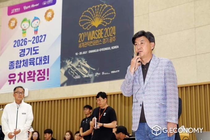 방세환 시장이 지난 8일 '제7회 광주시 토마토배 전국 배드민턴 대회'에서 축사를 하고 있다.(방세환 시장 페이스북 캡쳐)