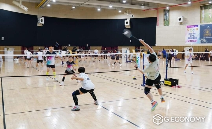 '제7회 토마토배 전국 배드민턴 대회'에서 동호회원들이 대결을 펼치고 있다.(방세환 시장 페이스북 캡쳐)