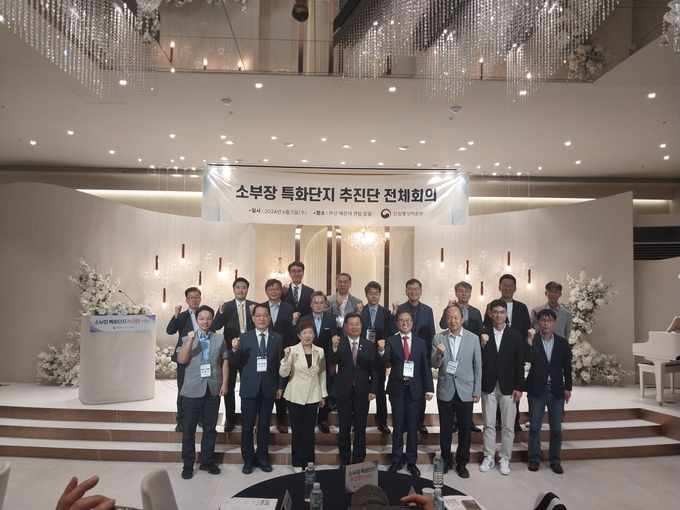 안성시는 지난 5일 부산에서 산업통상자원부 주관으로 개최된 ‘소부장 특화단지 추진단 전체회의’ 에 참석해 반도체 소부장 기술 경쟁력 강화와 생태계 밸류체인 완성을 위한 특화단지 육성계획을 논의했다. /안성시제공