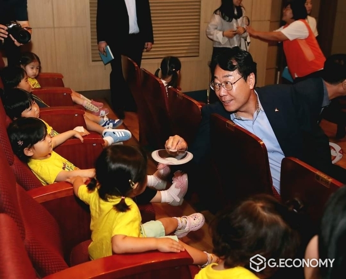 정명근 시장이 12일 장안대학교 자아실현관에서 열린 '지구를 지키는 어린이 봉사단'에 참석해 아이들과 함께하고 있다.(정명근 시장 페이스북 캡쳐)