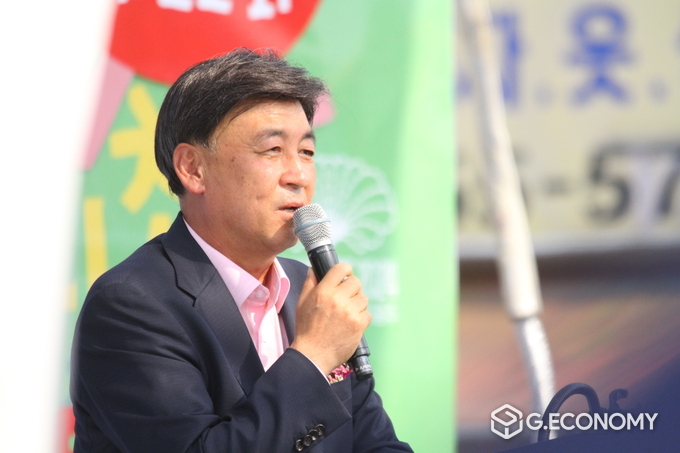 방세환 시장이 '퇴촌 토마토축제' 개막식에서 축사를 하고 있다. 