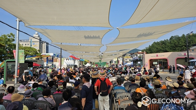 거리로 나온 '퇴촌 토마토축제'에 시민과 관광객이 축제를 즐기기 위해 광동로 일대를 가득메우고 있다. 