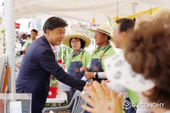 방세환 시장이 '퇴촌 토마토축제'에 참여한 상인들과 인사를 나누고 있다.(방세환 시장 페이스북 캡쳐)