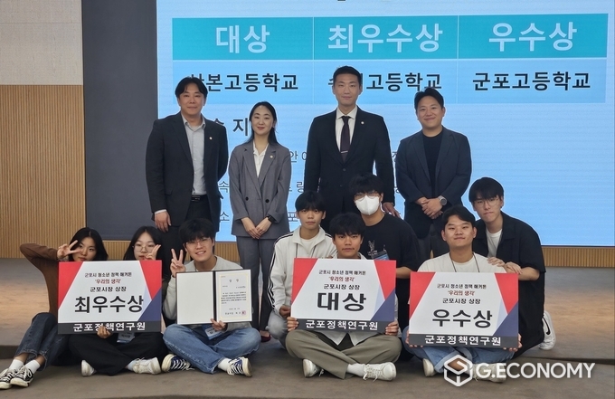 청소년 정책해커톤에서 수상한 팀과 심사위원들이 기념촬영을 하고 있다. 