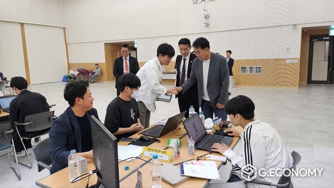하은호 시장이 산본고 방송부 SBC팀을 격려하고 있다.