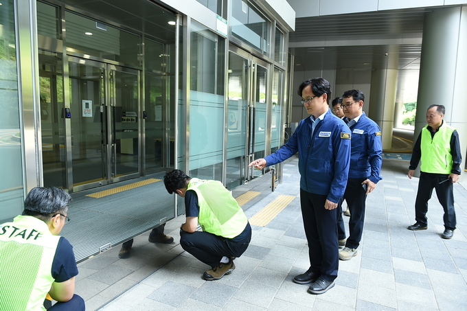 강성천 경과원장이 지난 14일 판교스타트업캠퍼스에서 장마철 집중호우 대비 모의 실전훈련을 실시하고 현장을 점검하고 있다. /경기도경제과학진흥원제공