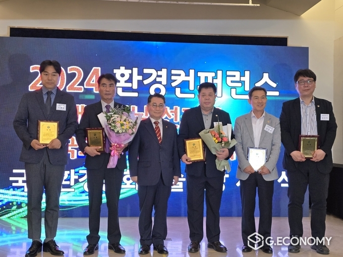 국제청년환경연합회 ’국제환경문화예술대상 시상식’ 의정 대상, 좌) 문화체육부문 서울시의회 이종배 의원, 3번째 이규철 박사. 다섯 번째 기후환경정책부문 서울시의회 남궁역 의원, 기후환경재해정책부문 서울시의회 김지향 의원/뉴스아이이에스