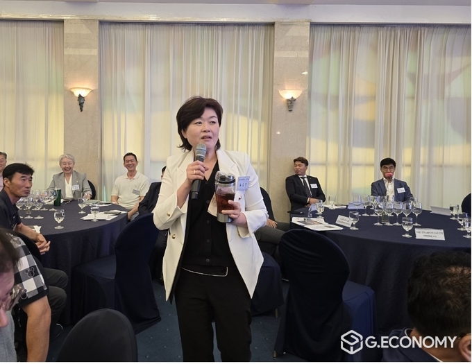 ‘2024 국제 SDEs, ESG 환경컨퍼런스에서 윤미현 과천시의회 의원이 ’지방자치단체와 ESG‘ 발표에서 텀블러와 환경의 중요성의 퍼포먼스로 큰 호응을 받았다. / 뉴스아이이에스