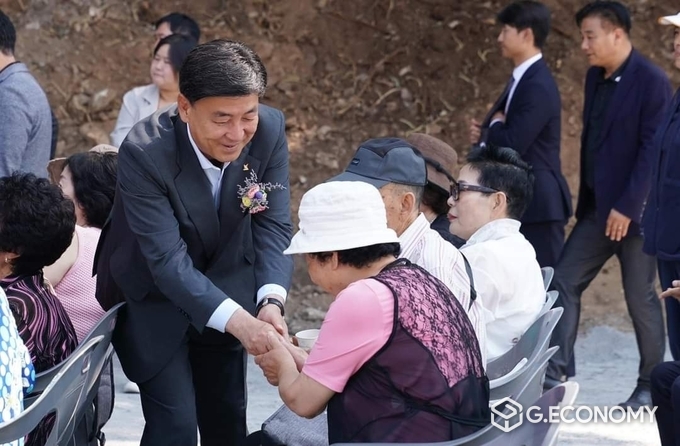 방세환 시장이 송정남근린공원 조성사업 착공식에서 주민과 악수를 나누고 있다.(방세환 시장 페이스북 캡쳐)