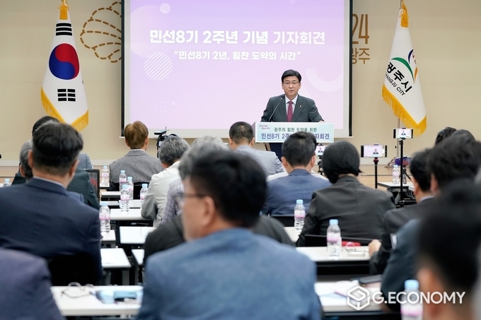 방세환 시장이 광주시청 순암홀에서 열린 민선8기 2주년 기념 기자회견을 갖고 있다.(광주시 제공) 