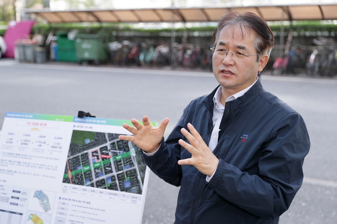 지난 4월 12일 노후아파트 단지에 방문해 현장 점검 중인 이동환 시장 (사진=고양특례시)