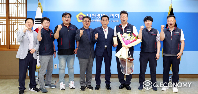 인천시의회, 인천시공무원조동조합에 감사패 전달