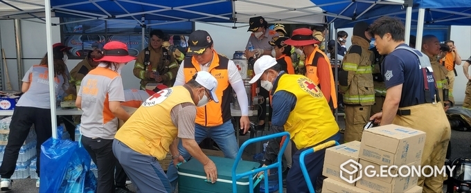 자원봉사단체가 화성 아리셀 공장 화재 복구를 위해 일하는 모습(화성시 제공).
