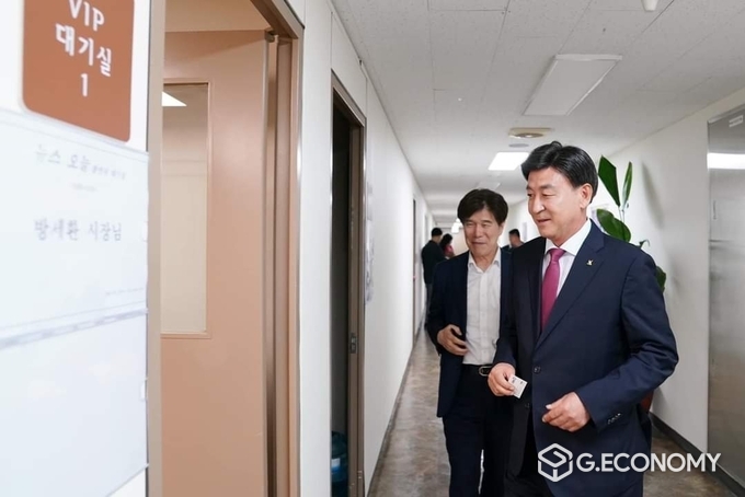 방세환 시장이 방송국 출연자 대기실에 들어가는 모습(방세환 시장 페이스북 캡쳐)