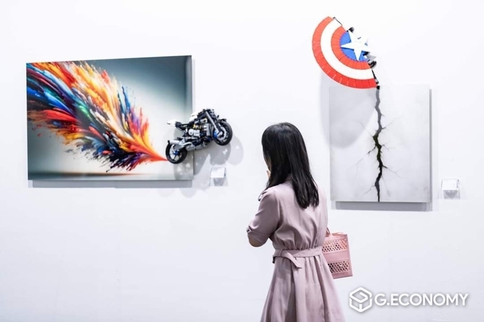 시민이 '2024 화랑미술제 in 수원' 전시장을 방문해 작품을 감상하고 있다.(이재준 수원시장 페이스북 캡쳐)